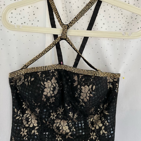 Elegant Black and Gold Floral Dress - Picture 4 of 8